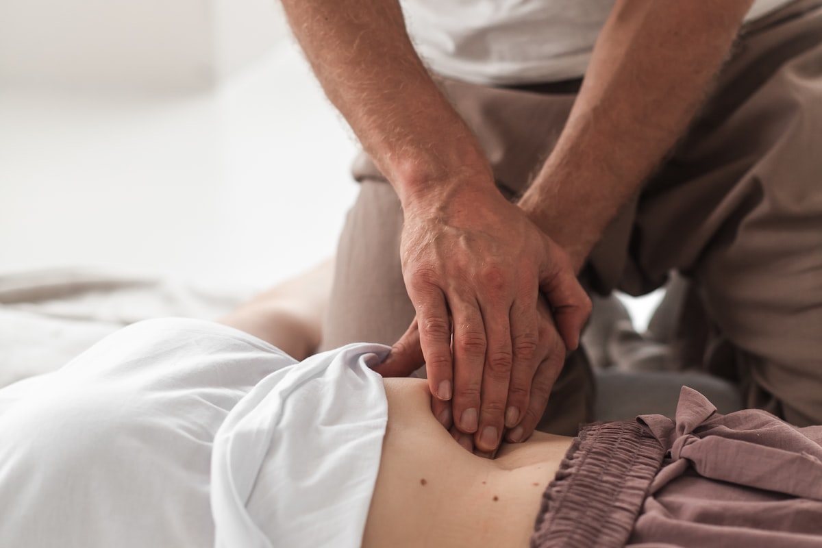 Hände bei einer Rückenmassage