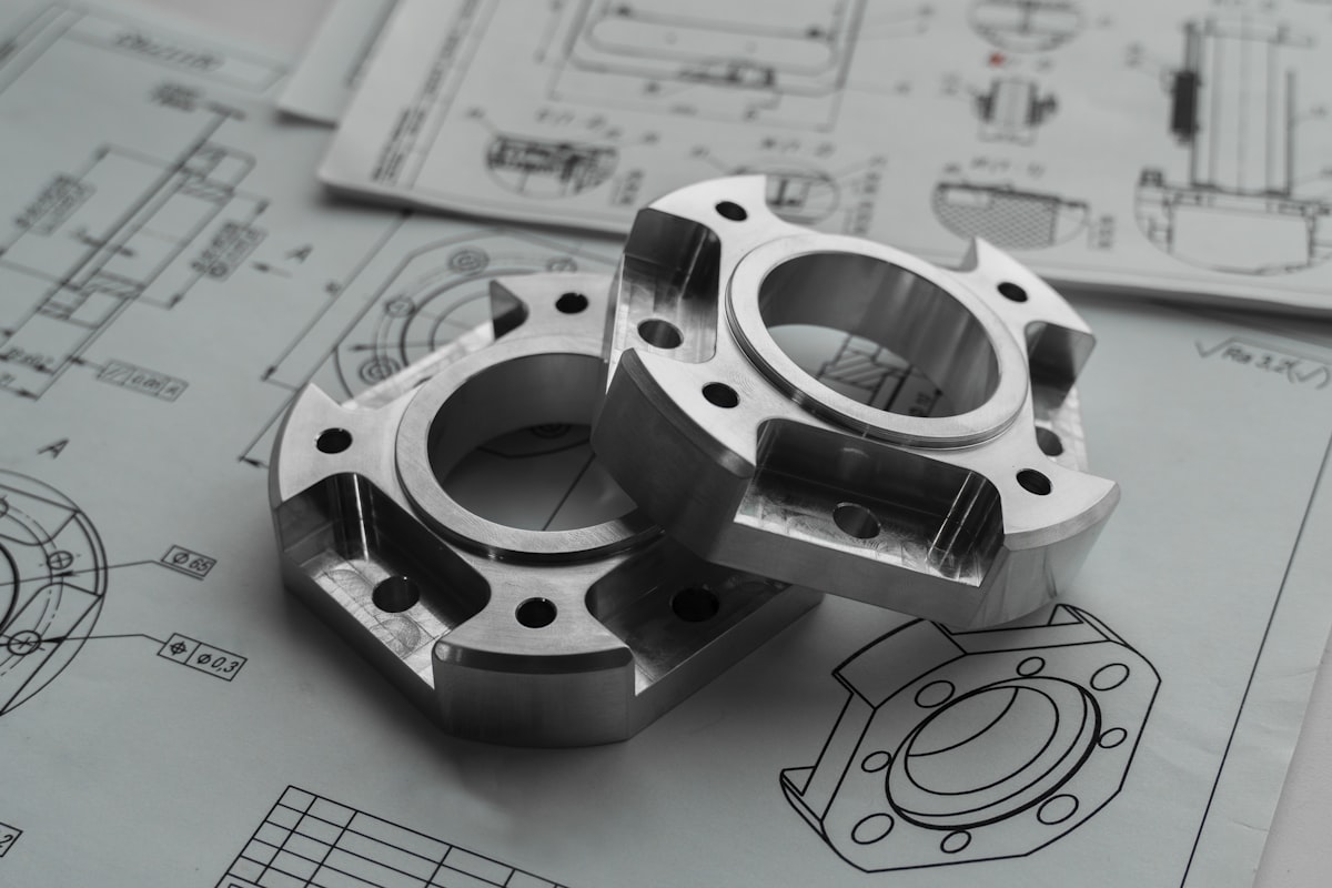 Gefräste Aluminiumteile auf einer technischen Zeichnung